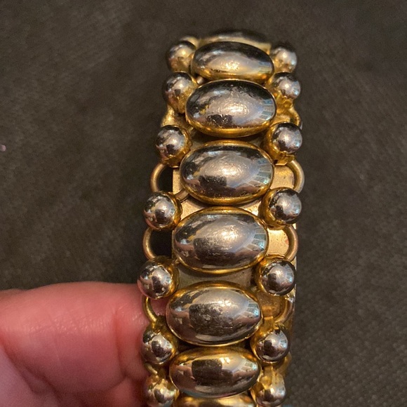 Vintage lot of 2 gold tone Cuff metal Bracelet/bangles - Picture 9 of 10